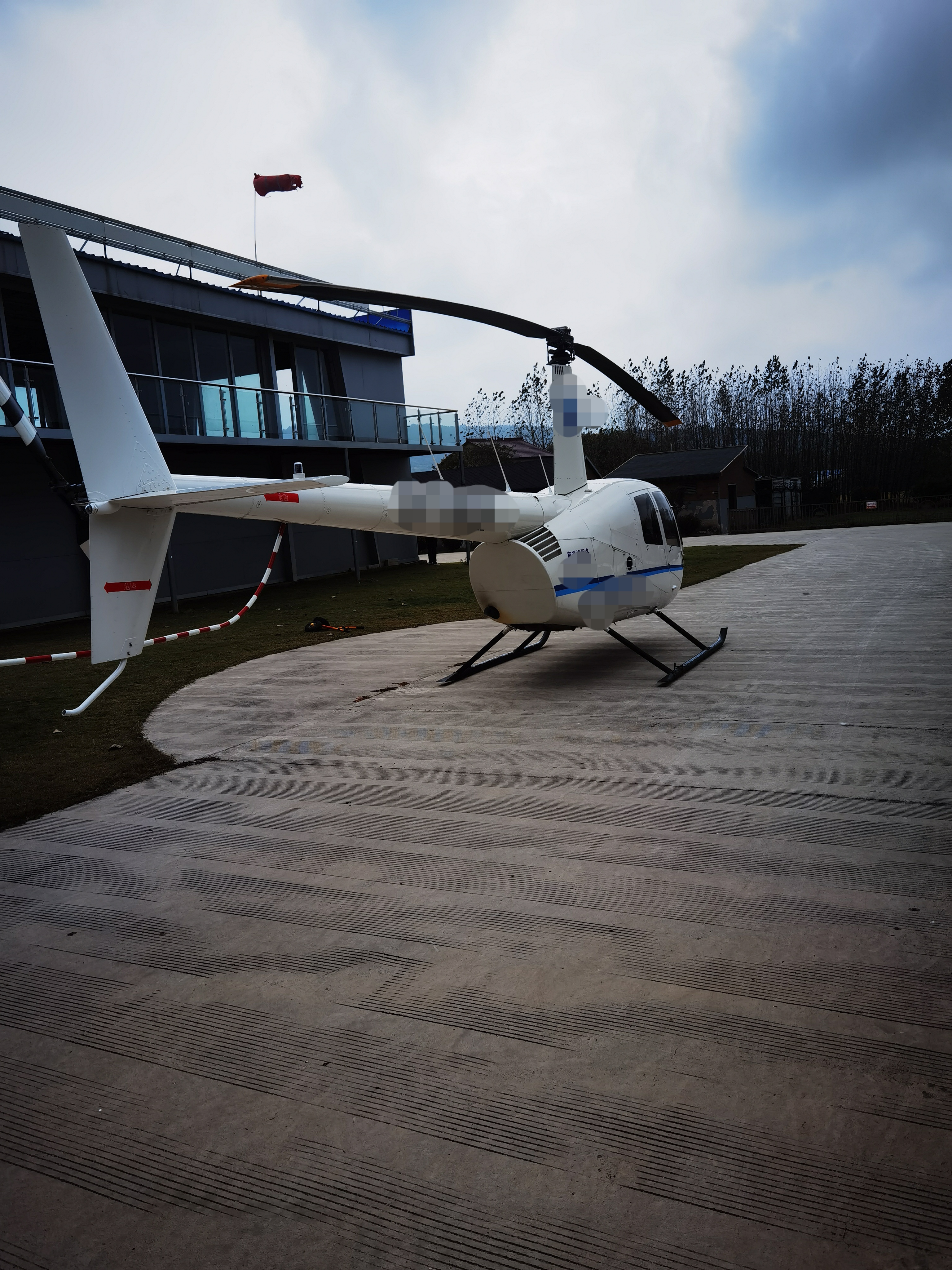 ROBINSON R44Ⅱ型直升机2017年448小时 (4).jpg